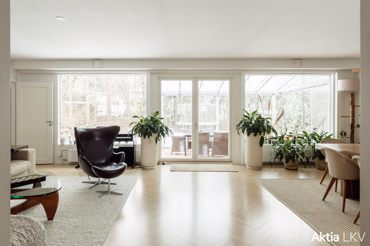 8 h, k, 3xkph, saunaosasto, uima-allas, khh, kesähuone, autotalli, 265.0 m² — Kauppalantie 11, Keskusta Kauniainen