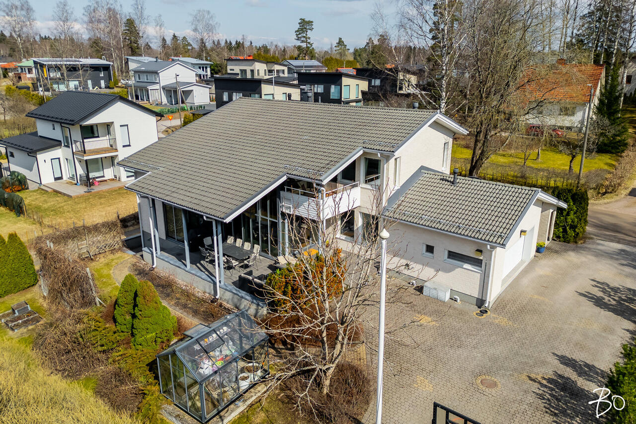 5-6h + k + 2kph + khh + s + studio + 2wc + at (398 m2), 227.0 m² — Pajusirkuntie 4 A, Lintuvaara Espoo