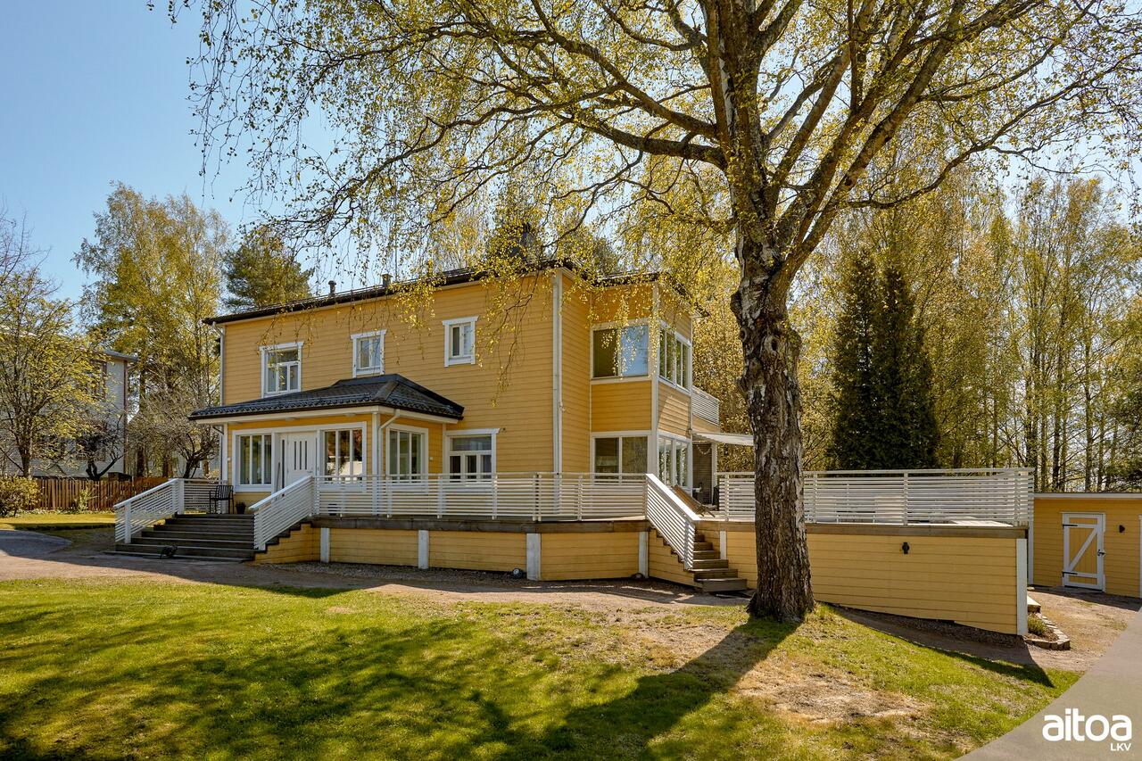 4mh + oh + k + rt + 2*erill.WC + khh + kph + s + 2*aula + 4*vh + parv. + kuisti + terassi, 245.0 m² — Hanhentie 19, Metsola Kotka