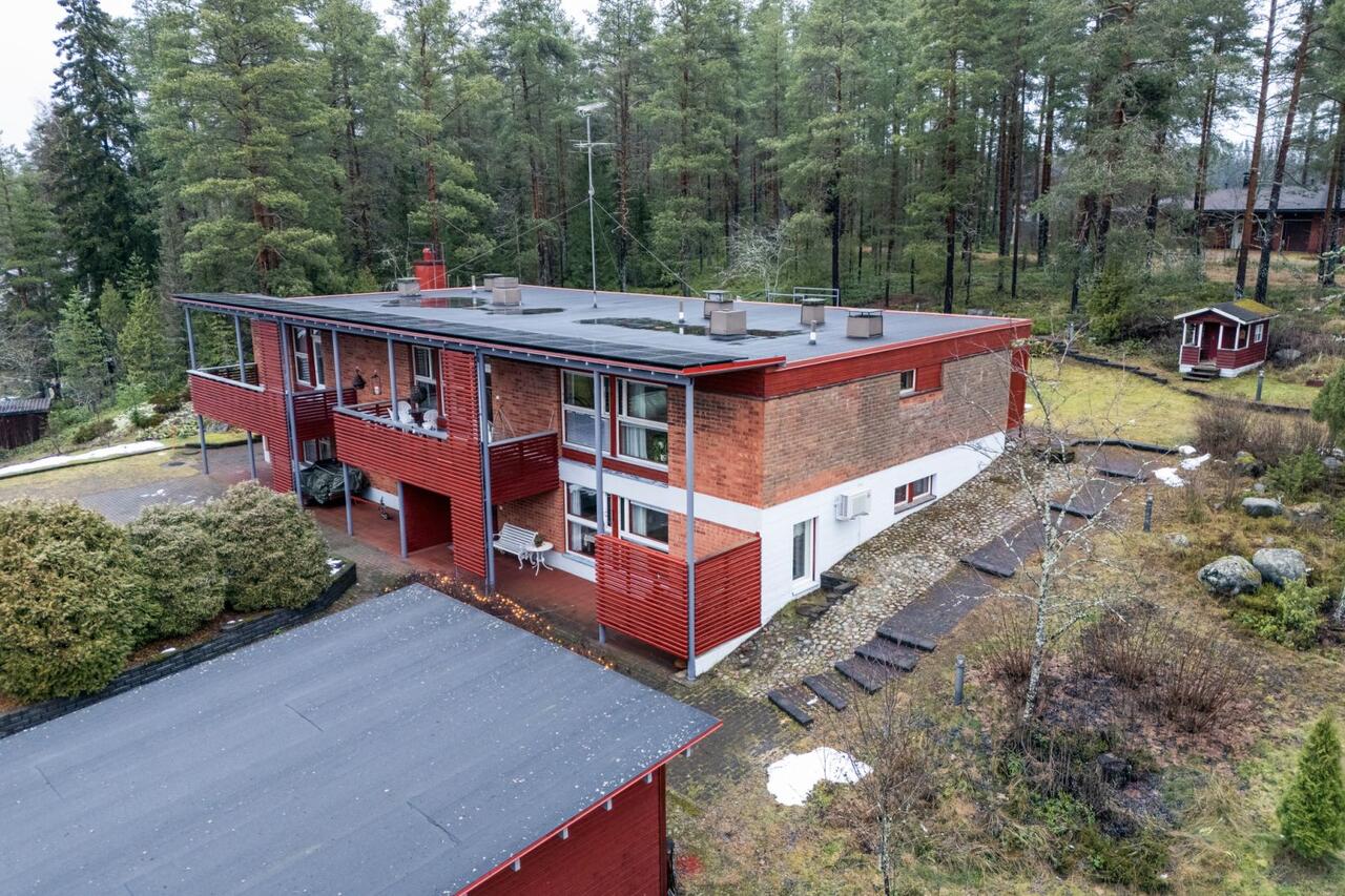 Omakotitalo ja kaksi erillistä asuntoa, 289.0 m² — Tohtorintie 22, Liperin kirkonkylä Liperi