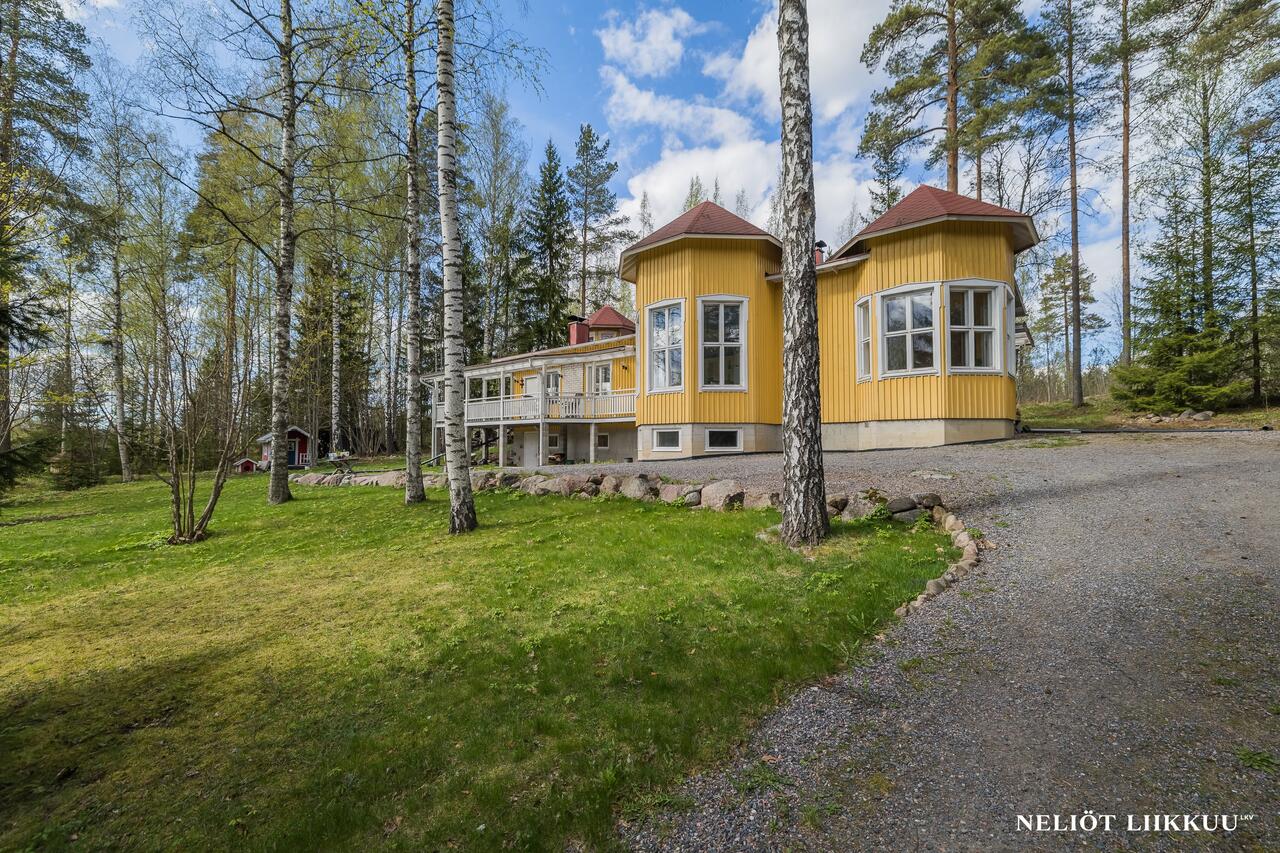 YK: Aula, oh, k, 2mh, khh, 2x wc, pukuhuone, s, terassi. AK / kellarikrs, kph / wc, ruoka / viinikellari, , vara / työtila x 3 jossa yhdessä takka, lisäksi isoja varastoja 2 kpl., 158.0 m² — Söderkull